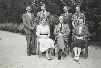 351700 Groepsportret met de onderwijzers van de Bilderdijkschool (Regentesselaan 70) te Maartensdijk, met zittende ...